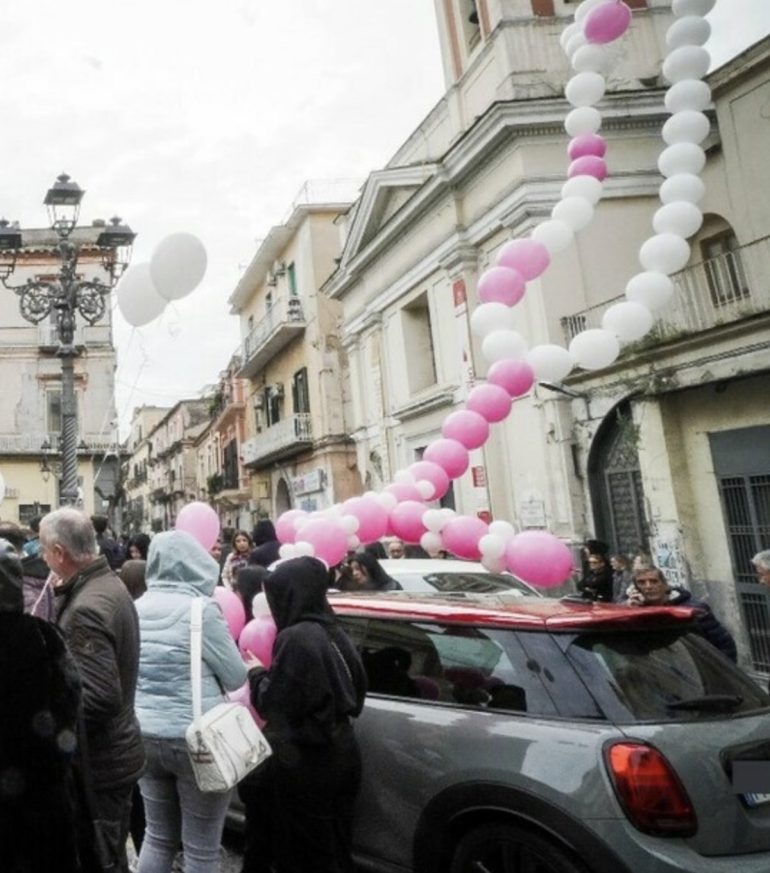 Acerra, fenerali della piccola Giulia, il vice parroco ai genitori: “Ripartite dal vostro amore”
