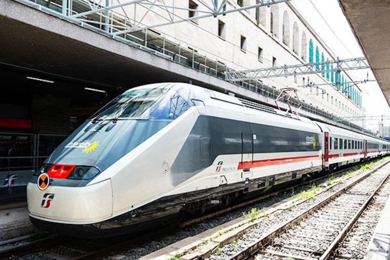 Furto sventato su treno Napoli-Roma: polizia locale blocca ladro