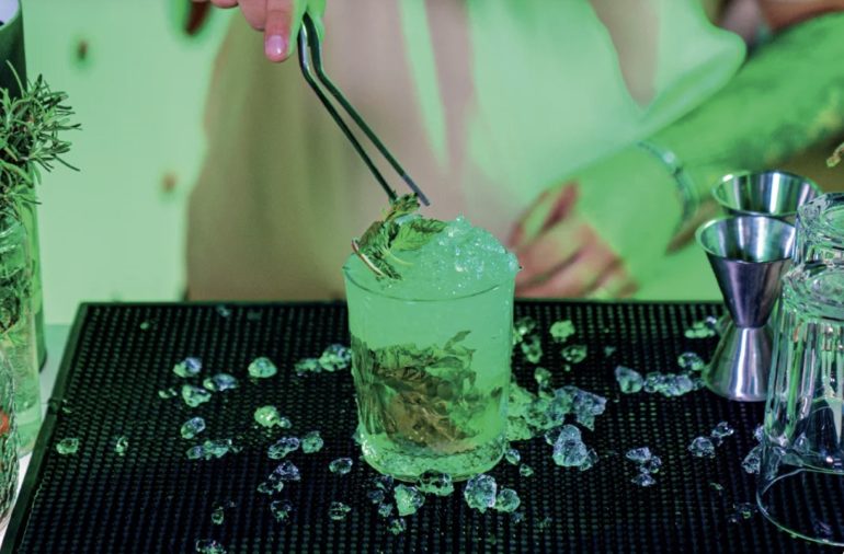 Oltre il Cocktail: Marketing e Gestione Vincente per Bar in Villaggi Turistici