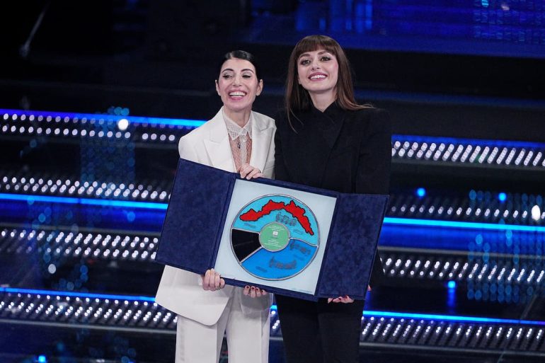 Sanremo 2025, la classifica dopo la quarta serata dei duetti e delle cover