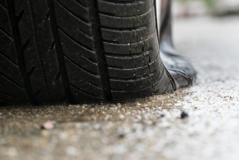 Napoli, 41enne arrestato per stalking: buca le gomme dell’auto dell’ex compagna, ma lei lo filma