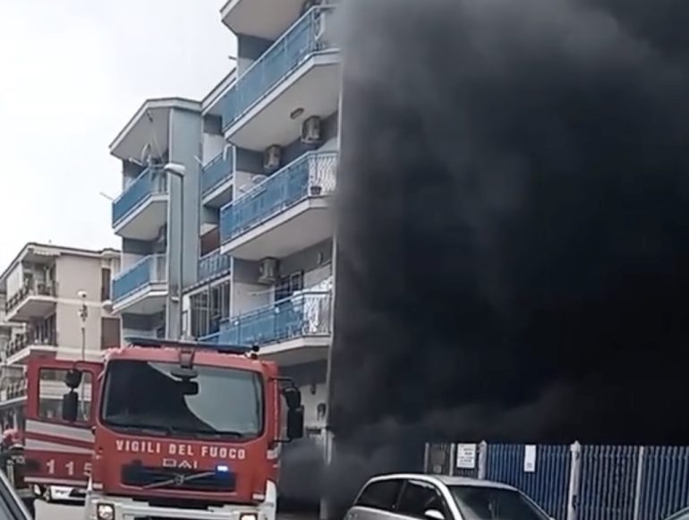 Incendio in una fabbrica tessile di Volla, due feriti: palazzo evacuato