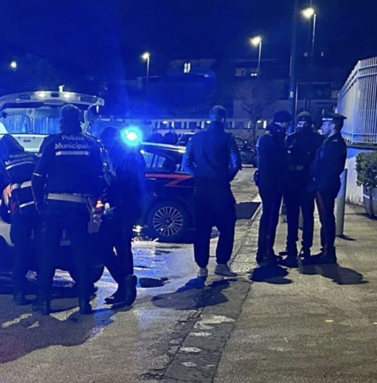 Pianura, non si fermano all’alt e si schiantano: feriti e denunciati due giovani