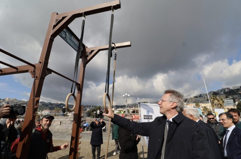 Napoli: inaugurata palestra ‘Mappatella gym’ sulla spiaggia del lungomare