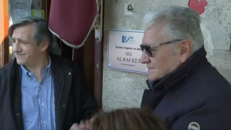 Ponticelli dice no al pizzo, marcia antiracket: nove negozi espongono la targa della legalità