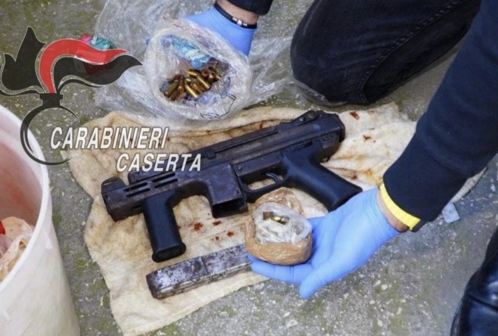 Casapesenna, trovato con mitraglietta e munizioni in casa: arrestato 56enne