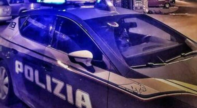 Napoli, danneggia la struttura dove è ospitato e poi aggredisce gli agenti: arrestato