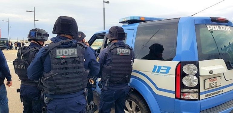 San Giorgio, la polizia fa irruzione in casa e blocca l’uomo che minacciava il suicidio