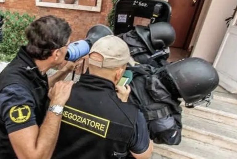 San Giorgio, si barrica in casa e minaccia il suicidio: arrivano i negoziatori