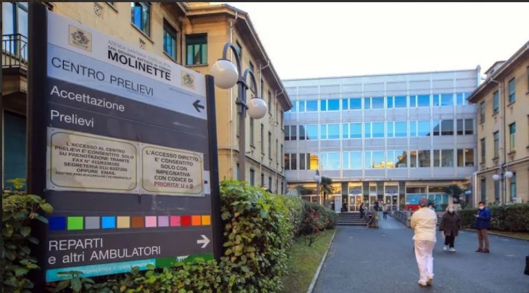 Torino, un intervento pionieristico restituisce l’udito a una donna sorda: doppio impianto e rimozione di un tumore