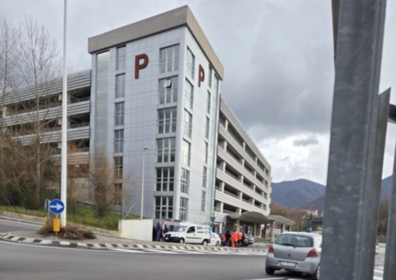 Tragedia a Fisciano, 27enne napoletano precipita dall’area parcheggio multipiano dell’università