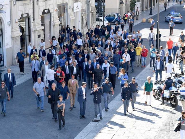 Ponticelli, domani la “passeggiata antiracket” della FAI: installate nuove targhe nei negozi
