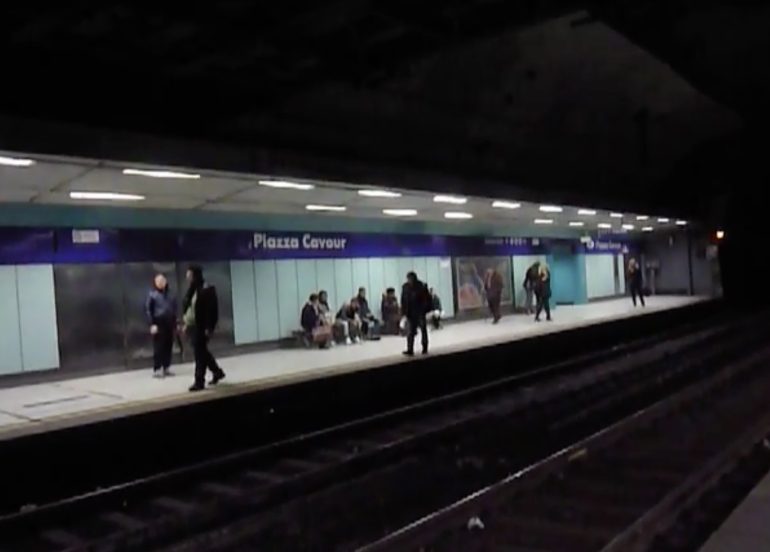 Napoli, fumo nella metro Linea 2 a Cavour, evacuate le stazioni