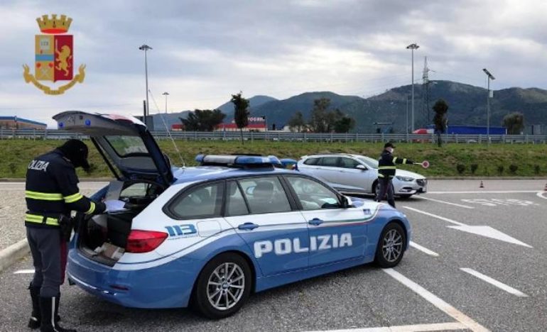 Blitz della Polstrada sull’A16: sequestrati alcolici e alimenti irregolari