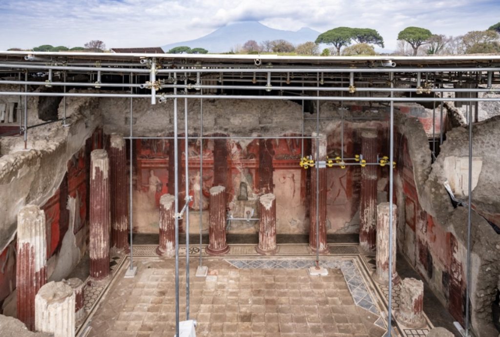 Pompei, emerge una sala affrescata con iniziazione ai misteri e corteo di Dionisio