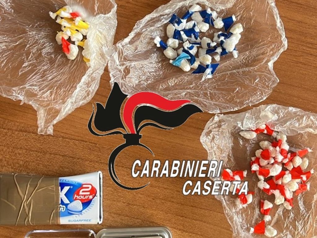 Droga nascosta nel portacaramelle sotto il sedile: arrestato 26enne nel Casertano