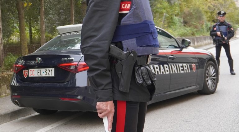 Speronano la gazzella dei carabinieri dopo l’alt: due arresti a Torre Annunziata, caccia a tre fuggitivi