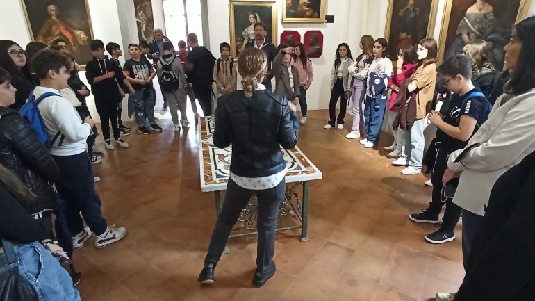 Scuola: carcere agli studenti che picchiano i docenti