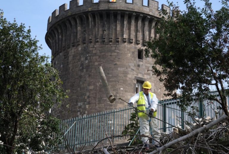 Napoli: completato l’intervento sugli spalti del Maschio Angioino, area sanificata