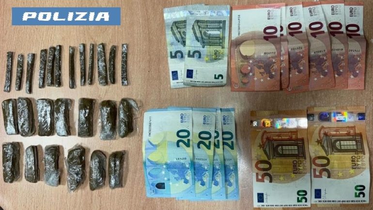 Napoli, pusher tenta la fuga al rione Traiano: inseguito e arrestato