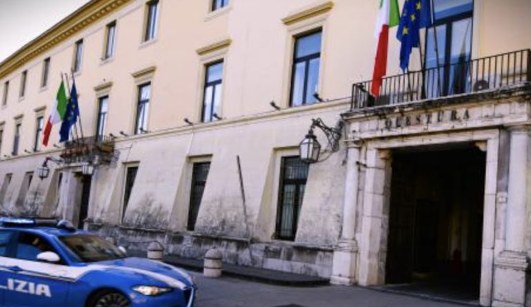 Caserta, vendeva orologi di lusso senza licenza: scatta il sequestro