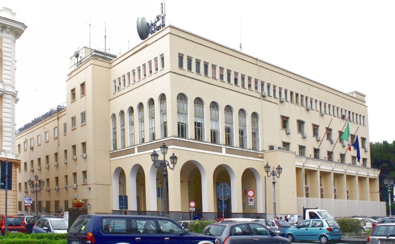 Salerno: denunciati due 23enni per il lancio di un ordigno artigianale davanti alla Questura