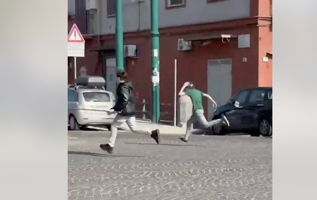 Napoli, minorenni aggrediscono un senzatetto con una mazza di ferro a Piazza Carlo III