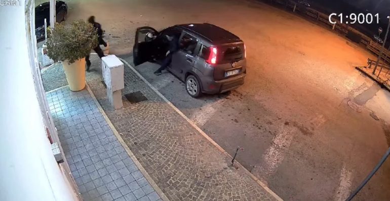 Rapina a mano armata a Succivo: bandito minaccia il dipendente di un distributore