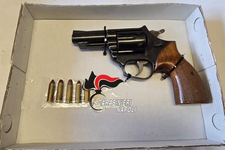 Castello di Cisterna, in giro con revolver carico: arrestato