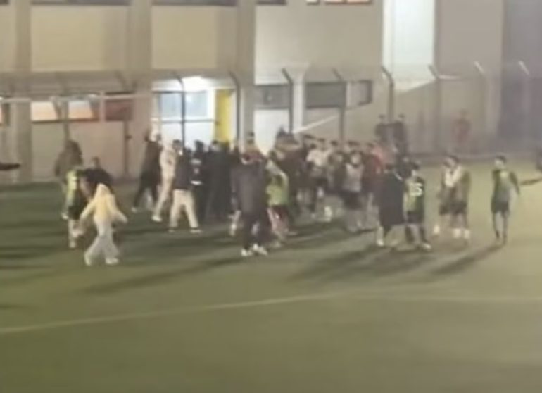 Rissa in campo tra baby calciatori: il Savoia li manda a pulire le spiagge