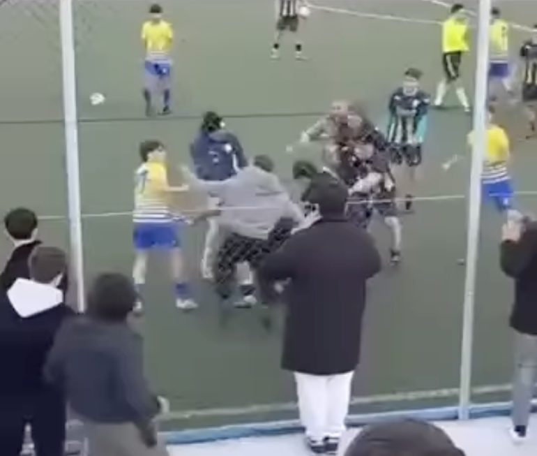 Rissa tra calciatori under 18 durante una partita ad Agnano: il presidente ritira la squadra