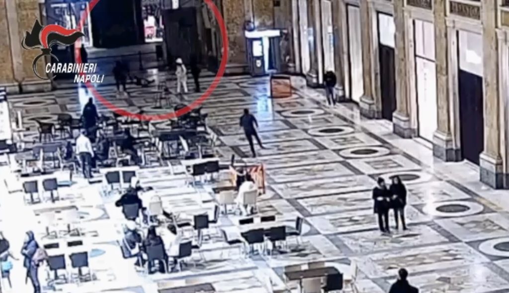 Napoli, rapina violenta alla galleria Umberto: arrestato 59enne