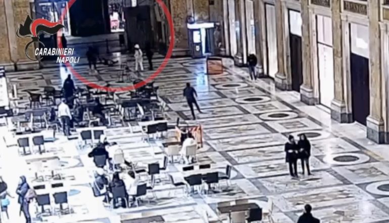 Napoli, rapina violenta alla galleria Umberto: arrestato 59enne