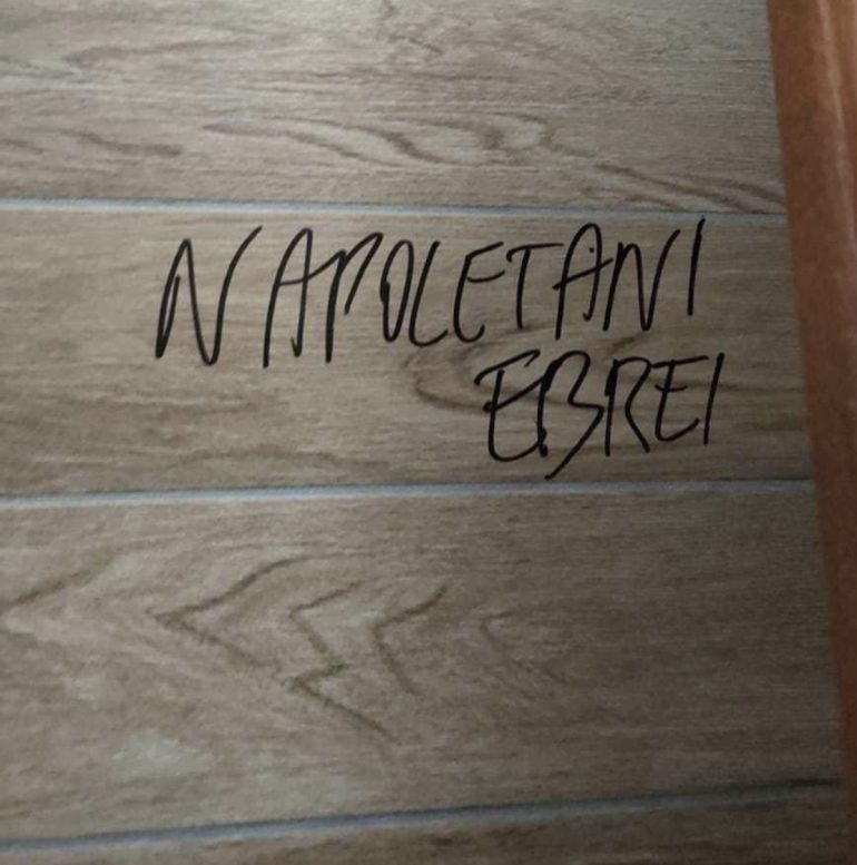 Napoli, turista lascia messaggio d’odio in un bar di Piazza Plebiscito: “Napoletani Ebrei”