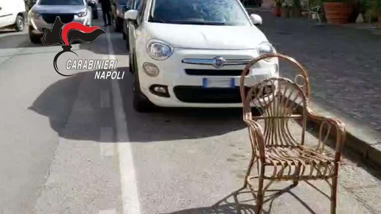 Castellammare di Stabia: via sedie e fioriere usate per occupare posti auto