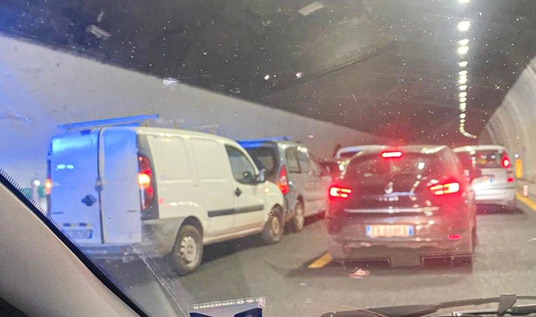 Tangenziale di Napoli, tir bloccato di traverso sotto la galleria Capodimonte crea disagi al traffico
