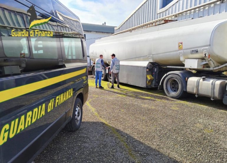 Benevento, sequestrata autocisterna con circa 30.000 litri di gasolio per autotrazione
