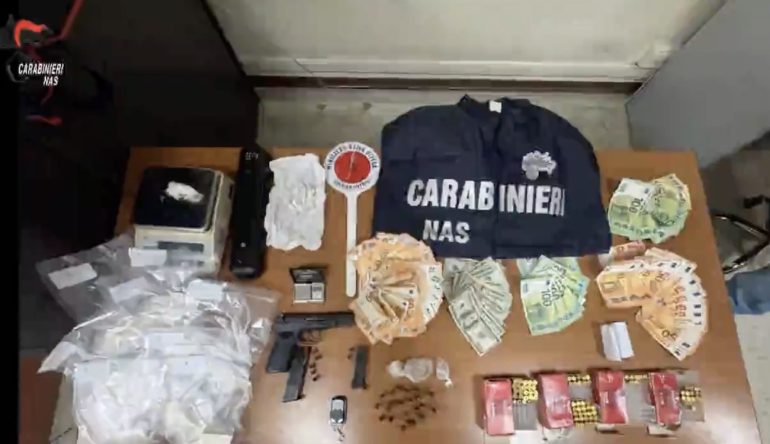 Napoli, il tatuatore arrestato faceva da custode di droga e armi