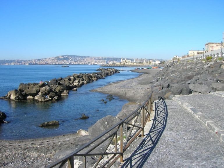Napoli, spiaggia, ristorante e bar, fontane e pista per skateboard nel lungomare di san Giovanni a Teduccio