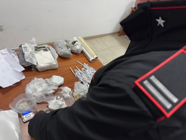 Cardito, supermarket della droga in casa: in manette coniugi