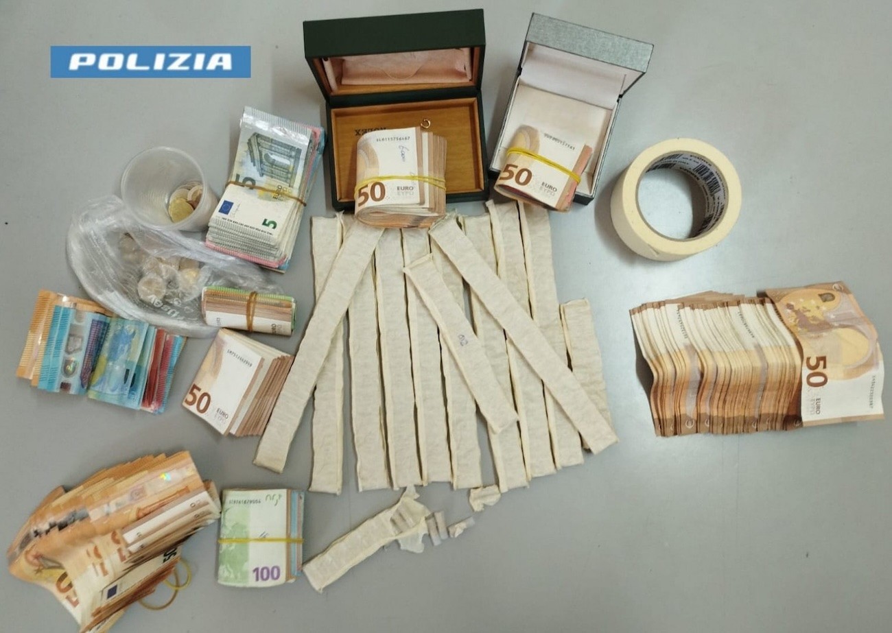 Materdei, agli arresti domiciliari trovato con 335 dosi di cocaina e 20mila euro in contanti