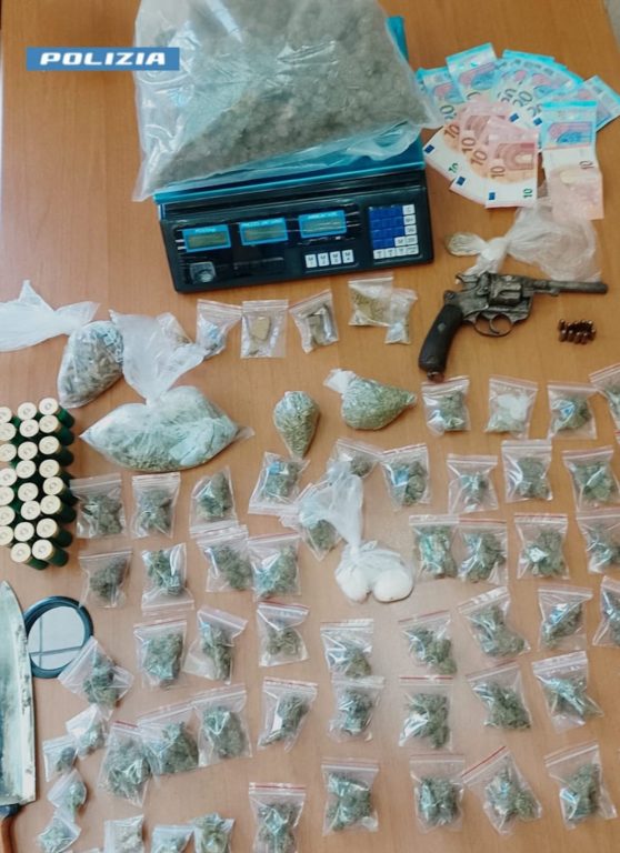 Secondigliano, armi e droga in casa: arrestato 26enne