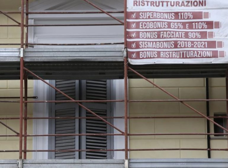 Truffa da 2,5 milioni su ecobonus e sismabonus: 18 indagati, tra cui 10 campani