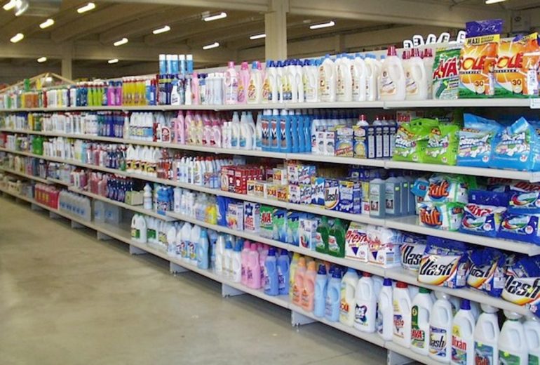 Giugliano, rubano centinaia di lamette da barba dal supermercato: arrestate due Rom