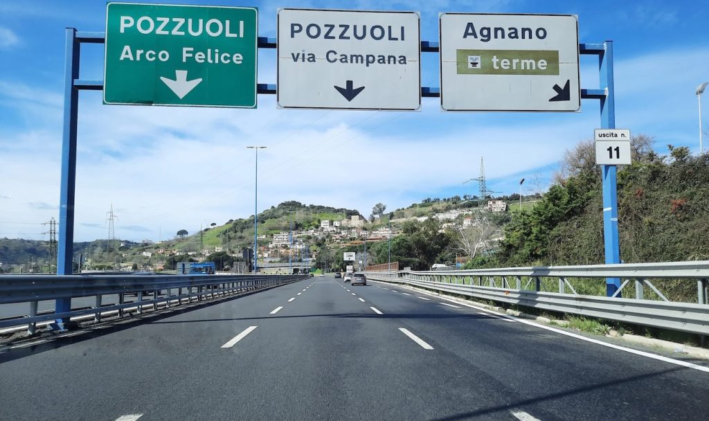 Napoli, incidente in tangenziale: albanese spara con la pistola a salve e fugge