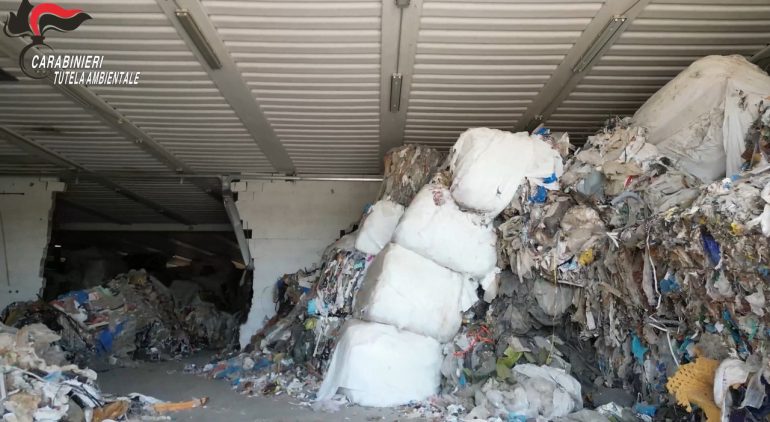 Taranto, maxi discarica interrata scoperta a Fragagnano: indagini sul traffico illecito di rifiuti dalla Campania