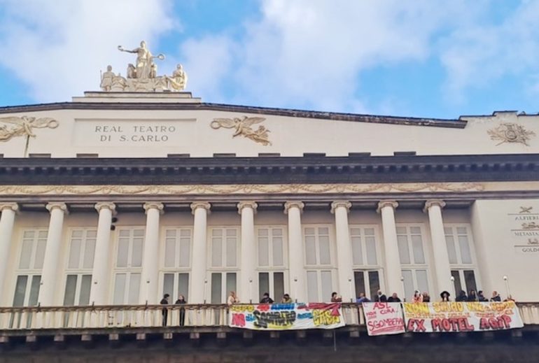 Napoli, protesta per il diritto alla casa: occupato il balcone del San Carlo