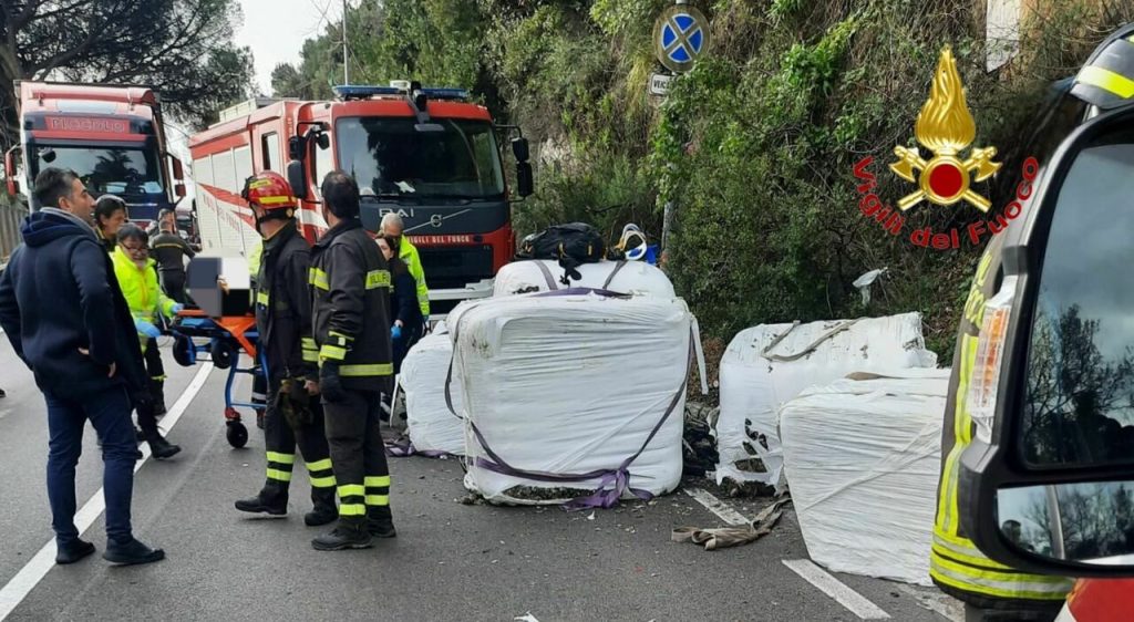 Salerno, Tir perde ecoballe: un ciclista morto e un ferito grave