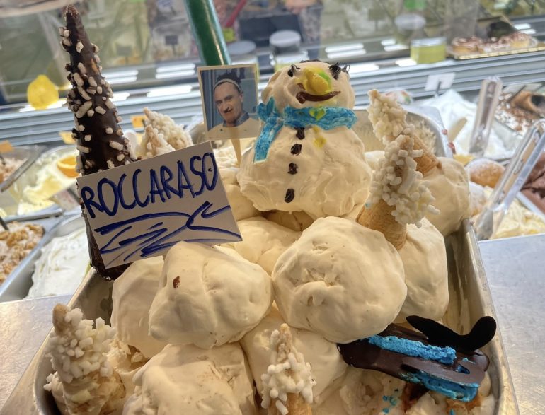 Sorrento, il pasticciere Antonio Cafiero celebra Roccaraso con una torta artistica ispirata alla recente polemica turistica