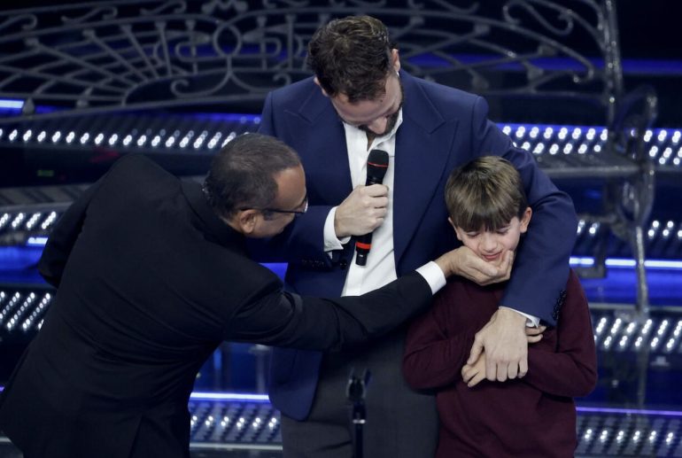 Vittorio Bonvicini commuove Alessandro Borghi e Damiano David a Sanremo 2025